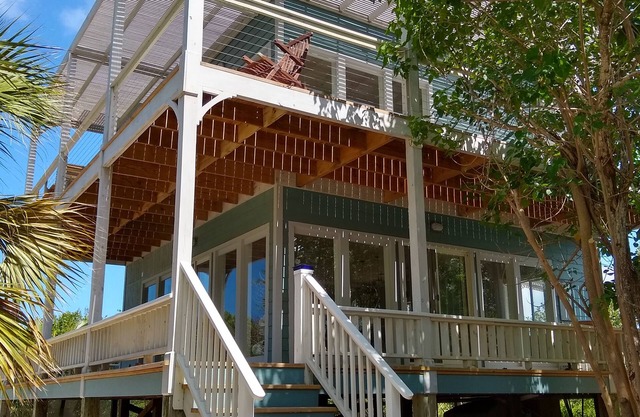Lazy Turtle: unique beach house, 40 steps from beach!