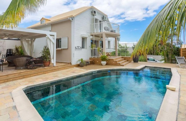Le Badamier Blanc villa familiale 5 étoiles piscine chauffée 13 personnes