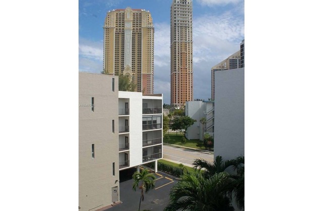 Le Cartier Cozy 2 bed/2 bath Sunny Isles Beach 3-4 min walk from the Beach!