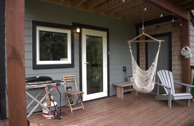 Le Chalet Waterfront Studio w View + Kitchen + Patio & Laundry