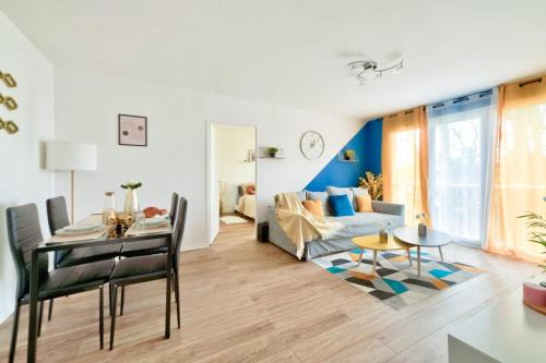 Le Cosy Yellow Appartement lumineux à 5 min de la Gare d'Evry avec parking gratuit