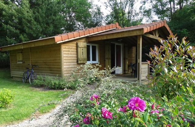 LE FAY: Chalet LE SARCELLE on the edge of a pond surrounded by nature