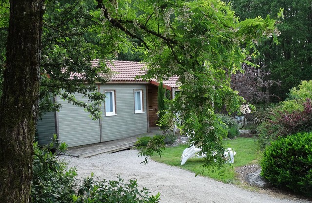 LE FAY: Chalet (Vanneau) on the edge of a pond surrounded by nature
