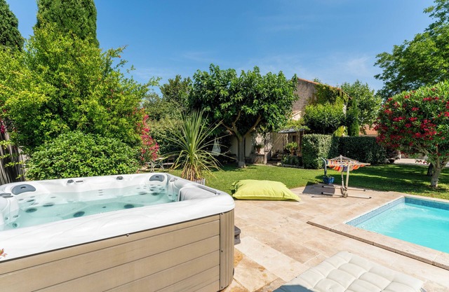 Le Mas Des Pins with Shared Pool, Wi-Fi and Air Conditioning