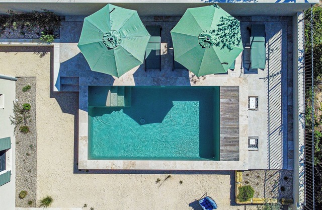 Le Mazet d'Ernestine 4 chambres piscine chauffée cheminée idéalement situé.