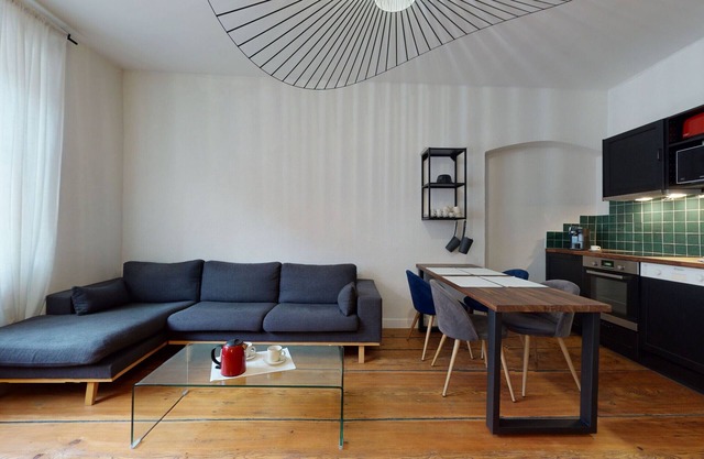 Le neubau city center 4 adults 2 kids 2br