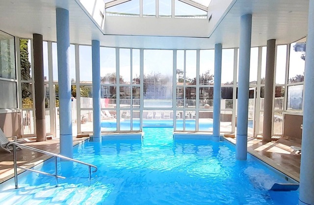 "Le Palais" * South terrace, heated swimming pool, hammam,sauna,linen included*.