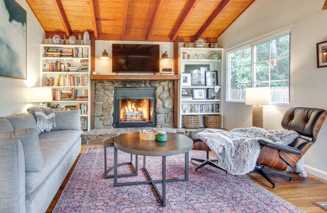 'Le-Petit Chalet' w/Fire Pit ~ 15 Mi to Asheville