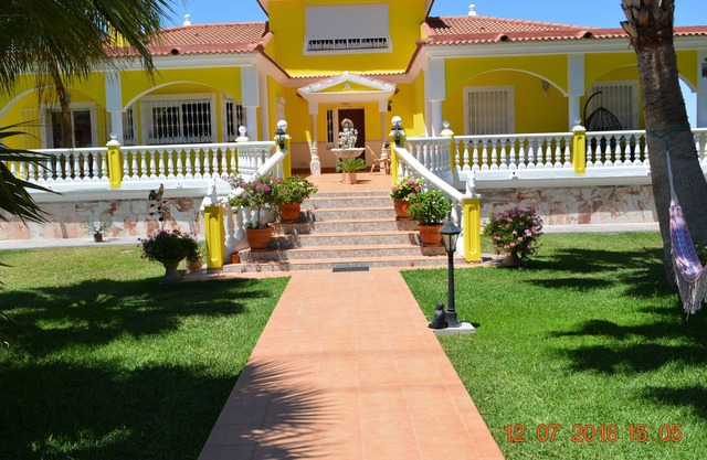 "LEE" apartment for 4-6 people. 2 bedrooms 2 bathrooms, pool, terrace, tennis, garden