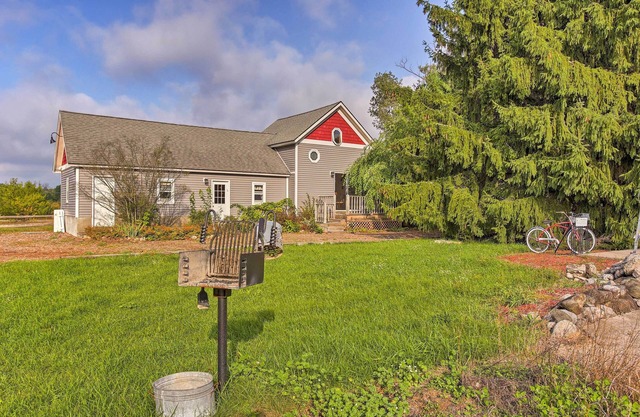 Leelanau Country Cottage ~ 4 Mi to Suttons Bay!