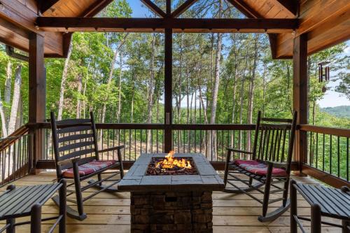 Lees Lookout - Pet Friendly with Mountain Views - Open Floor Plan, Vaulted Ceilings, Hot Tub, Pet Friendly, Outdoor Fire Pit