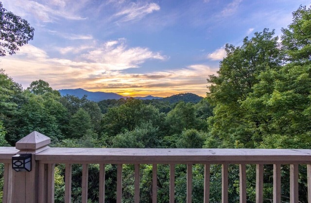 Legacy View Lodge: Amazing View, 2 Kitchens, Near Parkway, Game Room, & Hot Tub