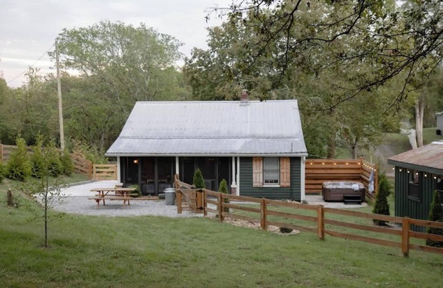 Leipers Fork Village Bungalow w/Hot Tub & Firepit