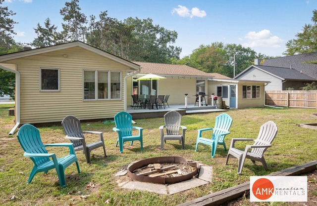 Leisure Cottage - Minutes from the Beach
