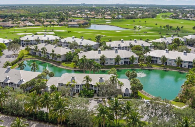 Lely Greenlinks 2nd Floor - on Golf Course, Minutes from Beaches, Downtown!