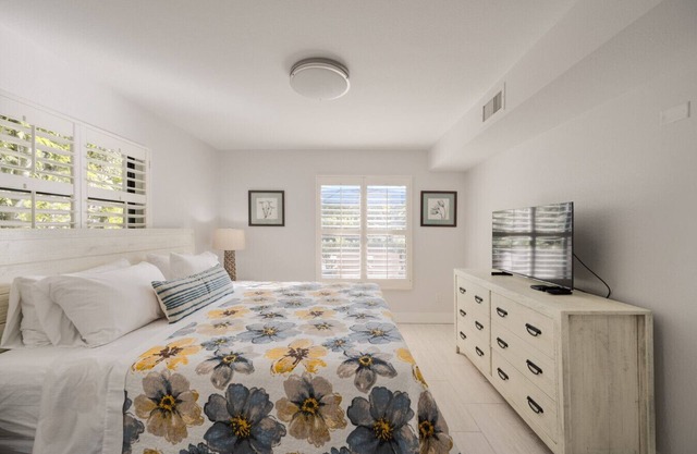 LeMarquis Vacation Rental - Charming 1BR Downtown Condo. Walk to Beach & 5th Ave. King bed, full kitchen, free Wi-Fi & parking. Steps from dining, shopping & stunning sunsets!