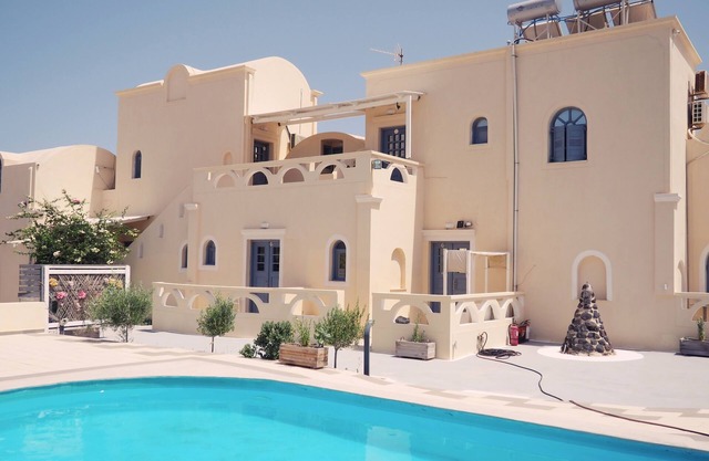 Leon Lux Apartment, triple room with private bathroom, share pool and ocean view