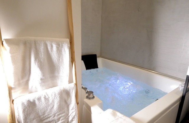 LES Bulles DE Mona Chambre SPA