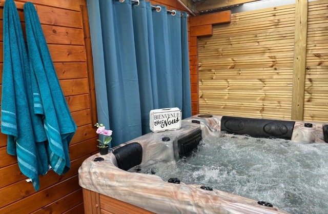 Les Chalets de Marie 974- Jacuzzi SPA privatif dans le chalet , sans vis à vis , vue mer