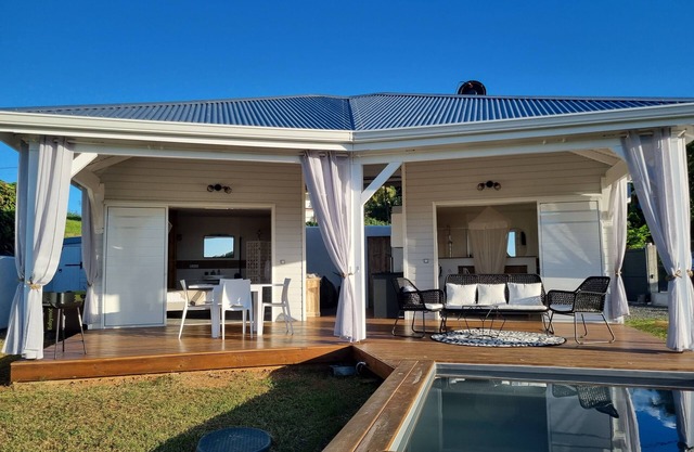 Les Hauts du Papillon - Swimming pool and sea view -