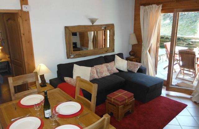 Les Houches, groundfloor 2 bed apt, approx 100m to lifts, south facing terrace.