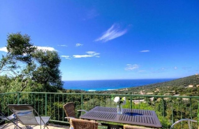 "les lauriers" panoramic sea view, beach 1.5 km closed family prop.