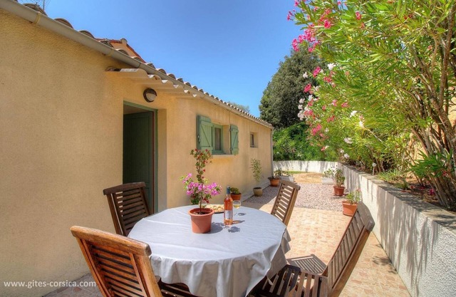 Les Lauriers roses with communal swimming pool
