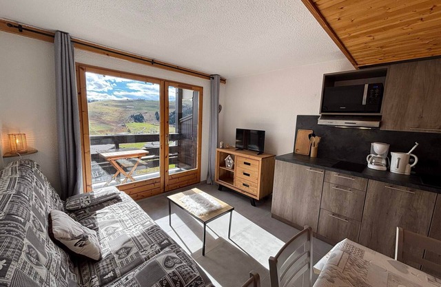 Les Saisies - Equipped Studio Cabin for 4 with Balcony