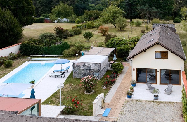 Les Tuilières – Guest Room with Pool and Air Conditioning in Mouleydier