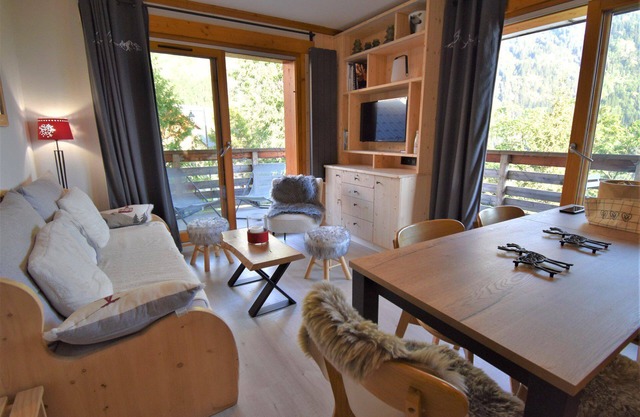 Les Valmonts Apt 17 - Two Bedroom Apartment, Sleeps 6