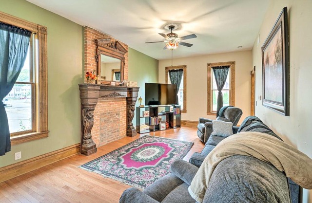 Less Than 1 Mi to Downtown Historic Dubuque Gem!