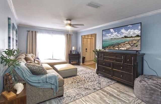Less than 15 min to BEACHES! King bed. Perfect for couples or families.