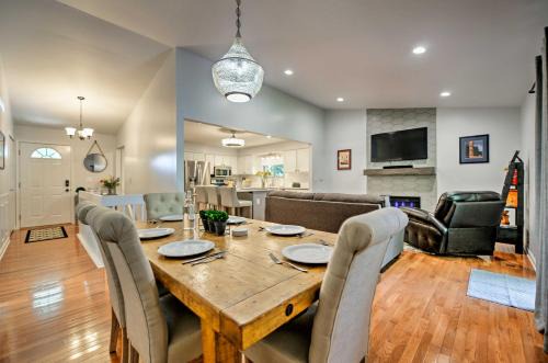 Less Than 2 Mi to the Big House Family-Friendly Home!