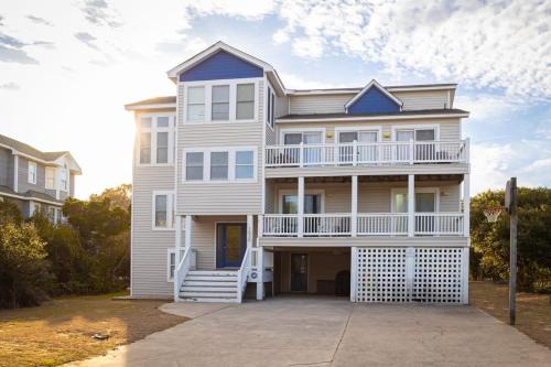 Less than 5min Walk to Beach with Pool Fire Pit