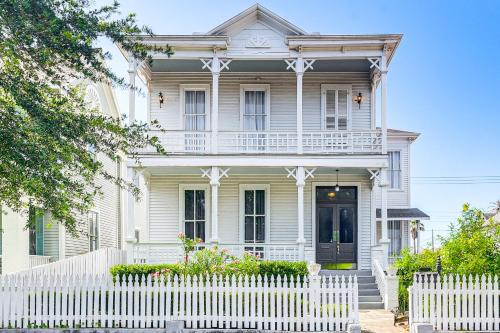 Less Than half Mi to The Strand Historic Galveston Apt!
