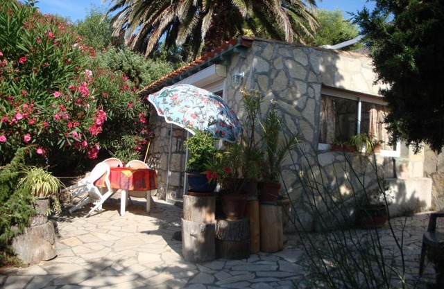 Leucate,dans la verdure,studio caverne en pierre dans propriété sécurisée