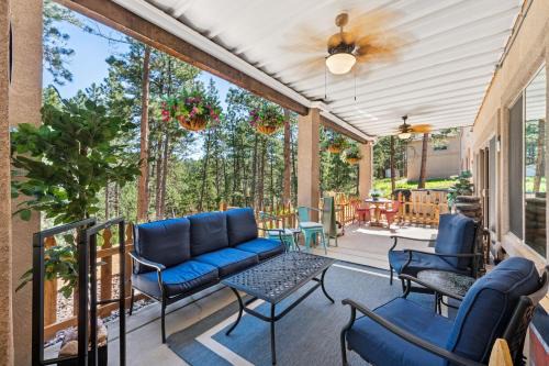 Lg 4-br 2-ba with pool table and 7 person -hottub 10 min to USAFA