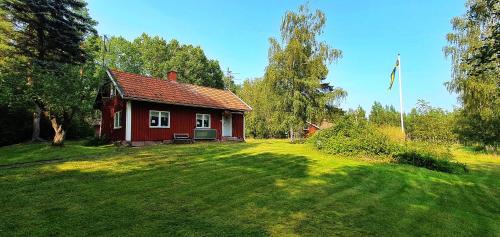 Lidsbergs torp i Ölme från år 1910 Ett eget mysigt torp med kakelugn, lågt i tak, sovrum med dubbelsäng och 2 enkelsängar på loft med snedtak bäddsoffa i v-rum trädgård med gasgrill