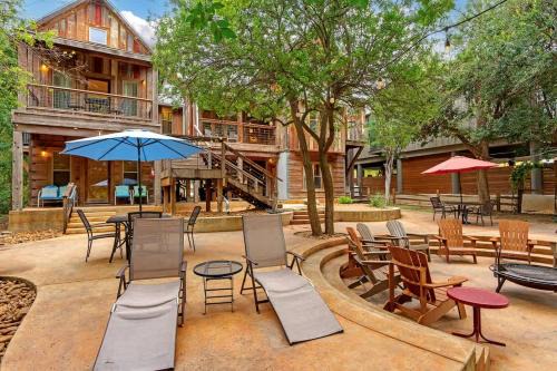 Life is Gruene-Riverfront Luxury-1Mi To GrueneHall
