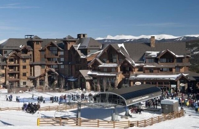 Liftside! ski in - ski out! Base, Peak 7! Suite!