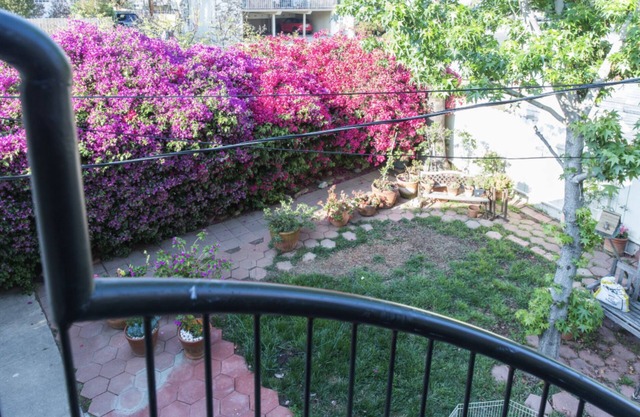 Light, Airy, Upstairs Large Single in Prime Los Angeles Location!