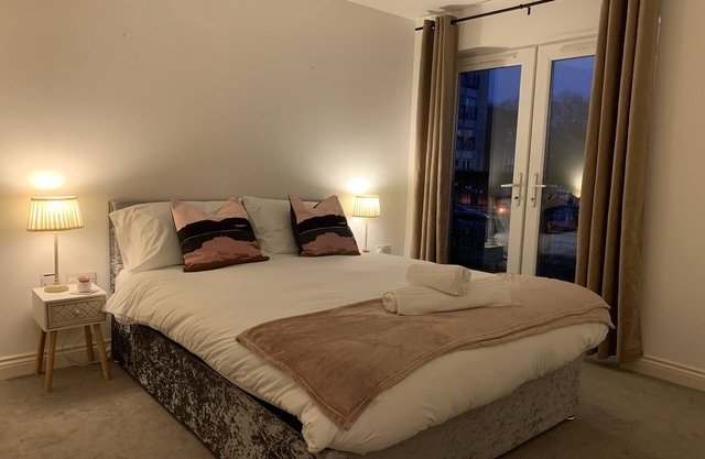 Light and spacious city centre flat with free parking!