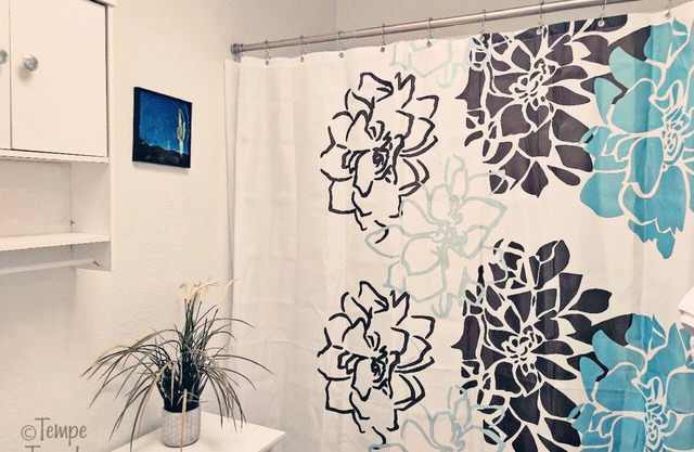 Light & Cheerful Tempe Townhome + 2 private outdoor spaces, Discount for 7+ days