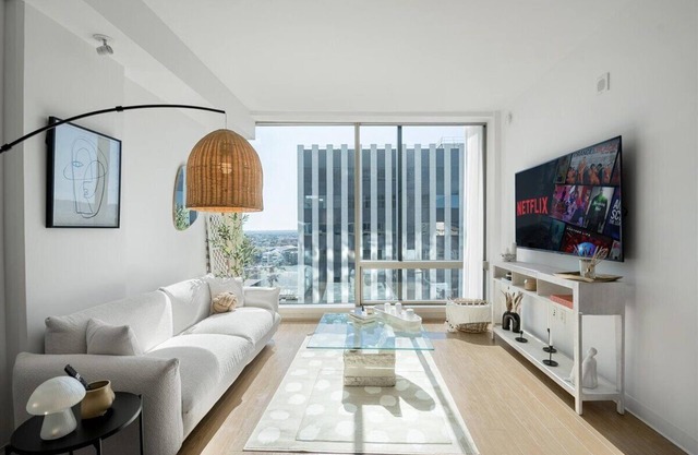 Light cozy 1bdr in Korea Town with gym & parking