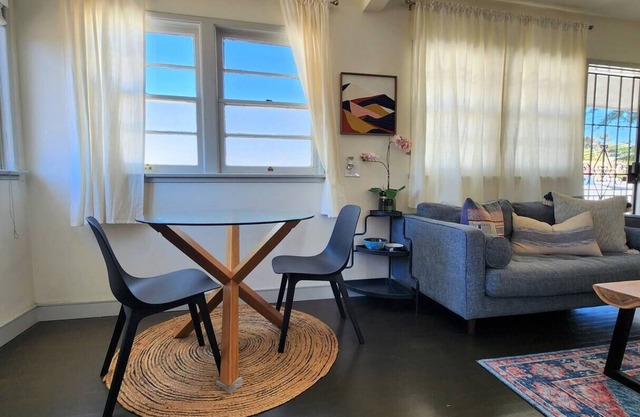 Light Filled 1-bedroom Unit with Parking Onsitenn