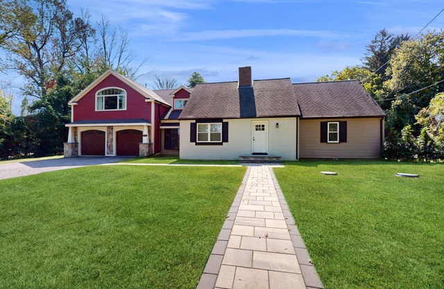 Light-filled home near stadium and shops with AC, W/D, patio, & games