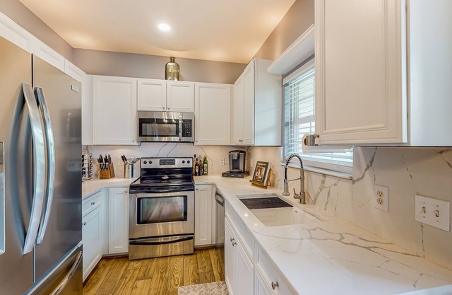 Light-filled townhome with shaded deck, walk to Bonaventure Cemetery