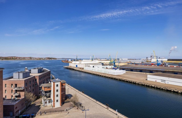 Light-flooded harbor apartment with panoramic view, roof terrace and balcony