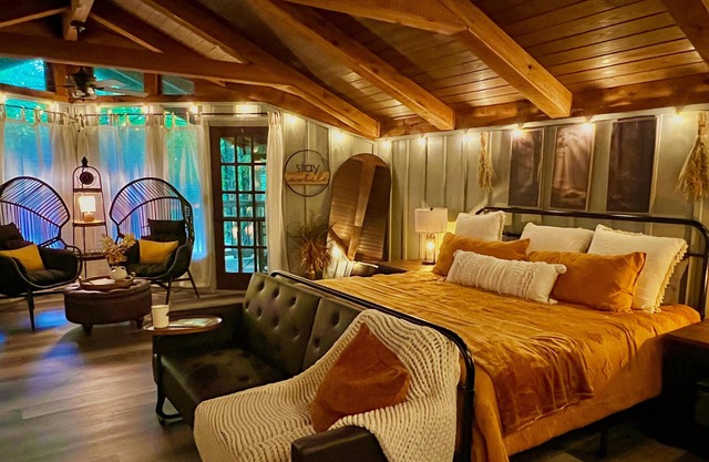 Light'n Bug Bungalow: Pet Friendly, FREE Attraction Tickets, Hot Tub, & Firepit
