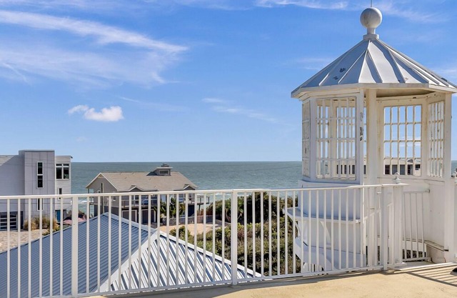 Lightkeepers B4 - 3BR retreat w 360° views & decks